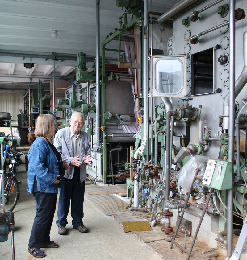 Beatrijs Sterk with Josef Fromholzer in his workshop hall with the huge washing machine; photo Maria Wronska Friend
