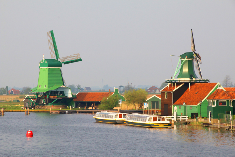 De Zaanse Schans, an area with typical traditional Dutch mills and houses, will be visited on Monday 18 May, the Dutch Folklore tour! Photo: Frans Sellies