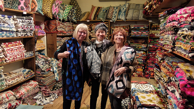 From left: Beatrijs Sterk, Reiko Sudo and Suhandan Özay Demirkan at the Grand Bazaar Istanbul looking for handwoven velvet!