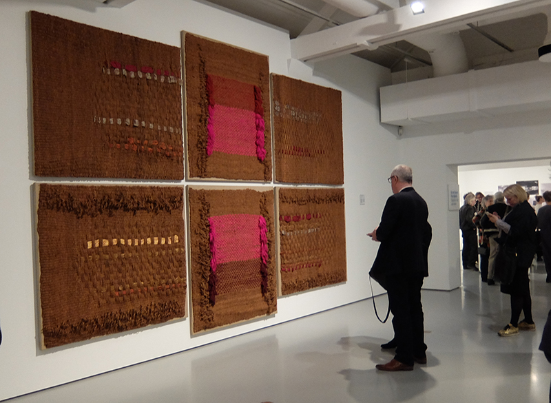 Sheila Hicks: "Hommage to Kho Liang Ie", 1975 sisal , silk and cotton; collection Stedelijk Museum Amsterdam