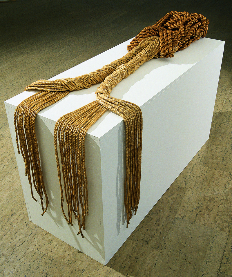 Françoise Grossen, Switzerland / USA: Cénotaphe, 1977; 270 x 45 25 cm; Manila hemp; collection & photo: Fondation Toms Pauli, Lausanne 