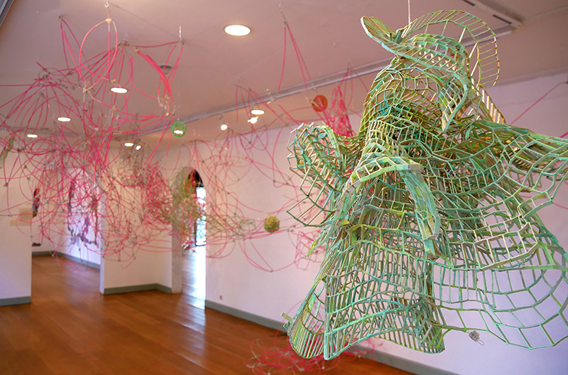 Sabine K. Braun/D: "Netz modular rosa-gelb-bunt, 2015, installation, packing paper, pigments, nylon thread; dimensions variable; photo Beatrijs Sterk