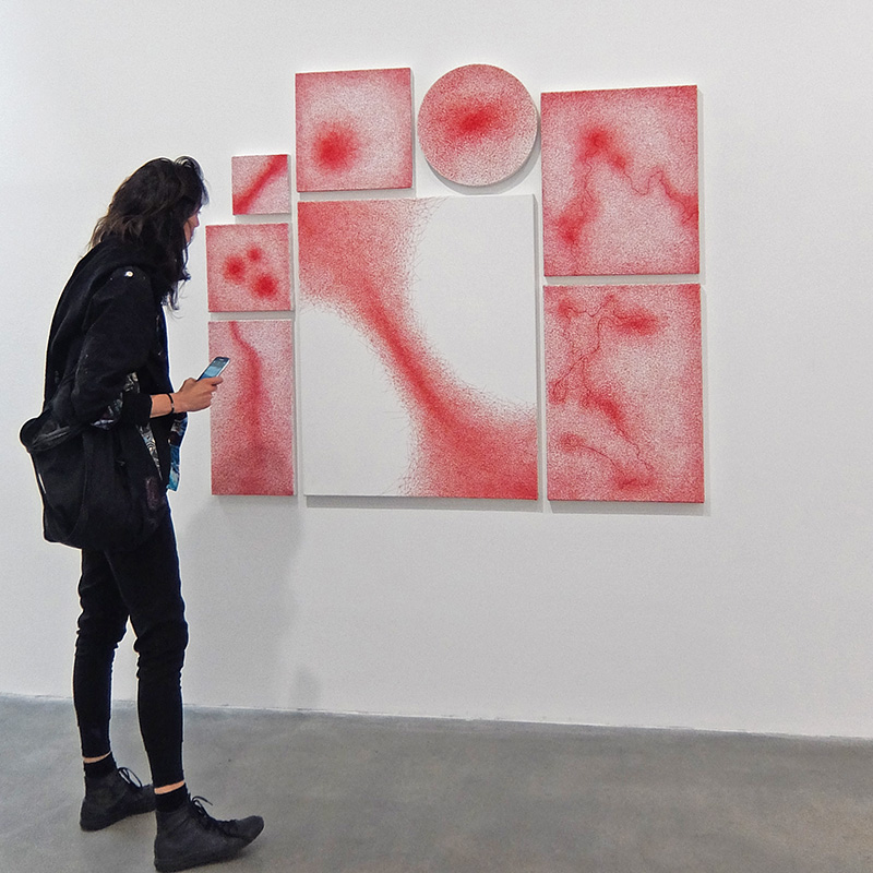 Chihara Shiota: Installation with red thread shown at Blain/Souther 2016 ; photo Beatrijs Sterk