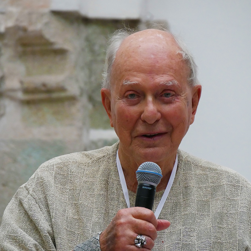 Jack Lenor Larsen, the well-known textile designer, at his speech during the opening of the Symposium