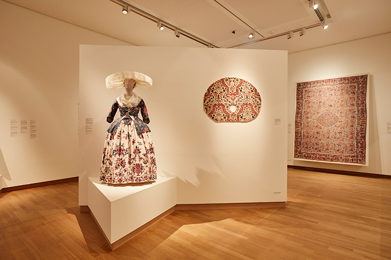 Chintz, Cotton in Bloom, with sun hat and palempore in the Fries Museum; Leeuwarden; photo - Erikjan Koopmans